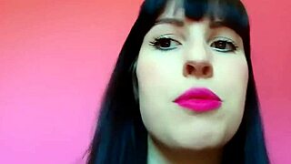 Leanne Richardson's sexy curves tease your deepest fantasies tonight