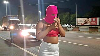 comendo o cuzinho dela no terreno baldio enquanto ela geme alto no quintal