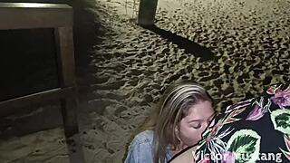 arrombei essa putinha na praia de noite, olha o cu piscando pro pau! 💦🏖️