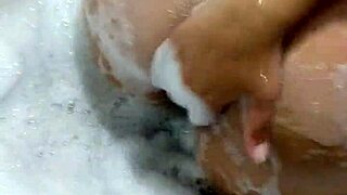 Na Banheira Do Motel, Morena Gaucha Hot Masturbates Wildly To Orgasm On Giant Dildo