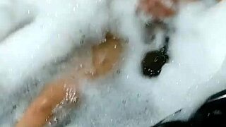 Na Banheira Do Motel, Morena Gaucha Hot Masturbates Wildly To Orgasm On Giant Dildo