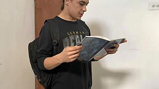 doy verga gruesa a mi vecina latina sumisa en su cuarto despues de pillarla espiando