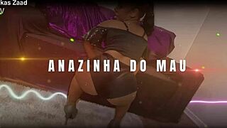 colocando brinquedo no cuzinho da anãzinha pra abrir e colocar meu pau dentro pra encher de porra depois de foder o cu dela