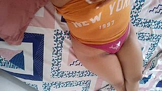 ha llegado el momento de jugar con mi coño excitante solo un juego