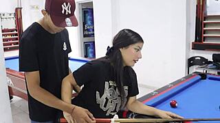 enseñé a mi hermanastra a jugar billar y acabé follando su coño apretado en porno español