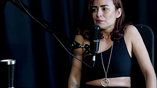 Safada Shows Boquete Skills Sucking Bia Hot's Sheer Red Peitos