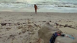 com amante na praia de nudismo gozando creampie na latina