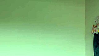 Squirt chorros explode from sexy girl's big pussy.