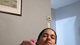 Petite Emy Angel teases her tiny chat pussy play