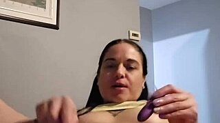 Petite Emy Angel teases her tiny chat pussy play