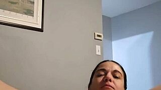 Petite Emy Angel teases her tiny chat pussy play