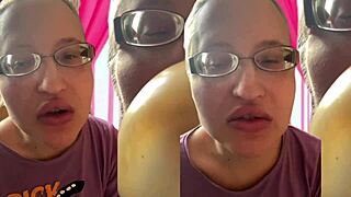 Chew this asmr bubble gum fetish with glasses on 😍🔥