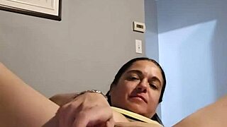 Petite Emy Angel teases her tiny chat pussy play