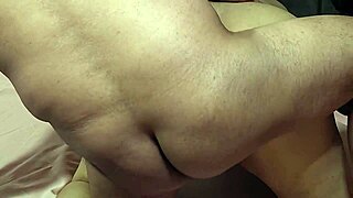 me la cojo de a perro y ella gime pidiendo mas placer