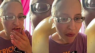 Chew this asmr bubble gum fetish with glasses on 😍🔥