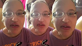 Chew this asmr bubble gum fetish with glasses on 😍🔥