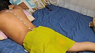 Le Pido Masaje a Madrastra y Termina Montada en Mi Verga Sacudiendo su Culo Grande