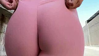 você quer ver aquela ajeitadinha gostosa levando socada na bunda bem fundo?