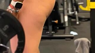 você quer ver aquela ajeitadinha gostosa levando socada na bunda bem fundo?