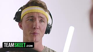 Scarlet Spunk's wet pussy stretches wide during gym pounding