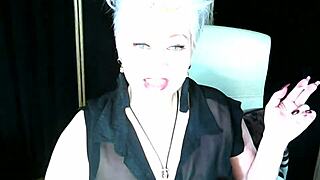 mature webcam beauty fingers shaved ass and pussy all day long