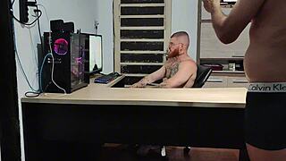 ai caralho, tava louco pra foder essa rabuda no pelo nos bastidores hardcore... que delicia!