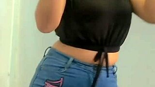 check out that panty line marking her legging so teasing 😏