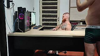 ai caralho, tava louco pra foder essa rabuda no pelo nos bastidores hardcore... que delicia!