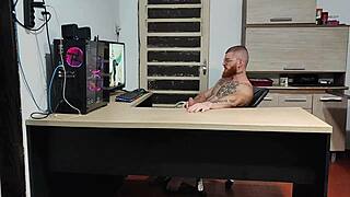 ai caralho, tava louco pra foder essa rabuda no pelo nos bastidores hardcore... que delicia!