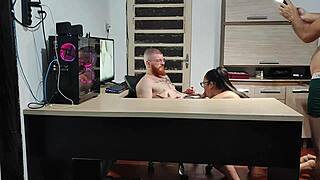 ai caralho, tava louco pra foder essa rabuda no pelo nos bastidores hardcore... que delicia!