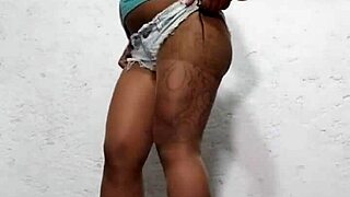 Homemade Chubby Brunette's Shaved Pussy Teases in Fat Ass Webcam Closeup