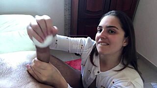 gozei forte esguichei tudo no peito da melhor amiga da minha namorada ela adorou...