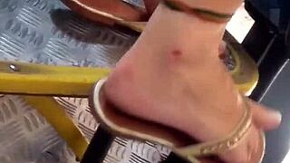 novinha shows off her perfect pezinho on the busão part 1