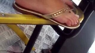 novinha shows off her perfect pezinho on the busão part 1