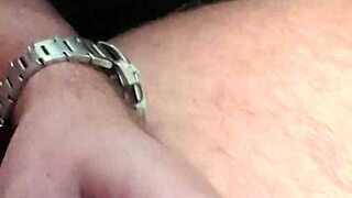 je me branle dans la voiture sur un parking public avec mon énorme bite
