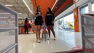 Mi hijastra y yo nos ponemos traviesas en el supermercado con ass worship and flashing