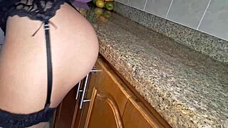 la mucama caliente se masturba en la cocina mientras limpia