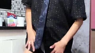 Bastidores esposa Kally Cremosa chupando camera em video caseiro