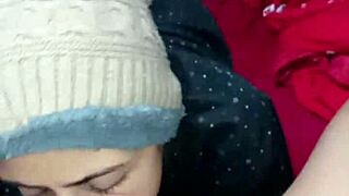 Bastidores esposa Kally Cremosa chupando camera em video caseiro