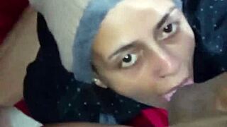 Bastidores esposa Kally Cremosa chupando camera em video caseiro