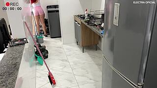 câmera de segurança catches this brazilian faxineira's juicy ass driving boss wild!!