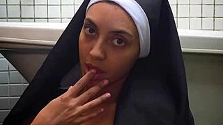 big pussy lips latina squirts hard on huge vibrator in tight beaver