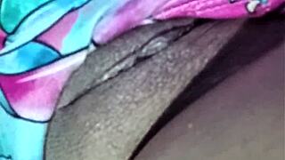 mi vecino, quieres ver como meneo mis tetotas y mi coño mojado?