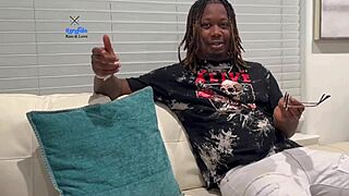 Lucky delivery guy pounds juicy big ass cougar! 🍑💦