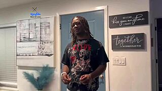 Lucky delivery guy pounds juicy big ass cougar! 🍑💦