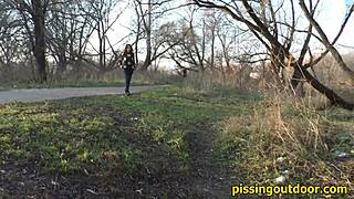 She discovers a secure outdoor spot to unleash her piss fetish