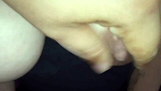 yo mi mamita me pilla con porno y me da una pajota brutal con lechita