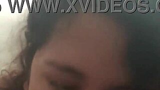 me encanta ver esta jovencita mexicana de 18 chupando verga y huevos