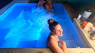 Hot tub threesome with deliah grace & scarlett gushes? 😍💦🔥