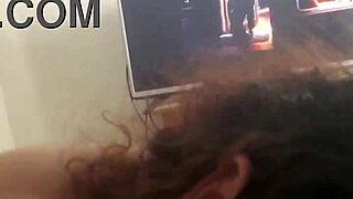 me encanta ver esta jovencita mexicana de 18 chupando verga y huevos